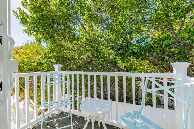 Building Photo - 1 Minimalist Modern Studio