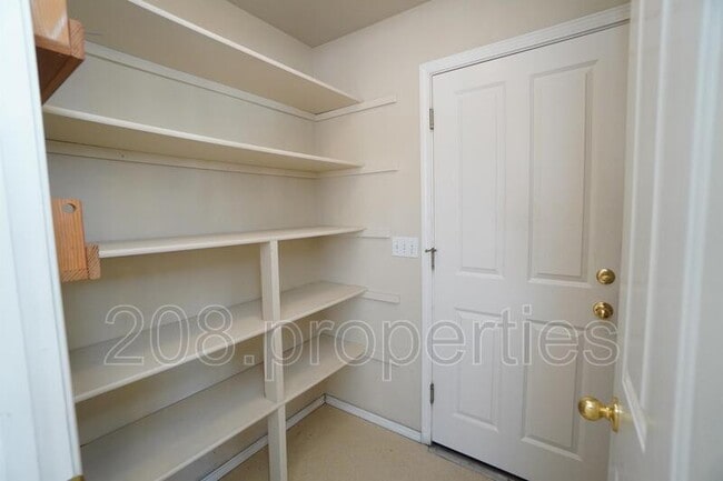 Building Photo - 452 S Jolinda Ave