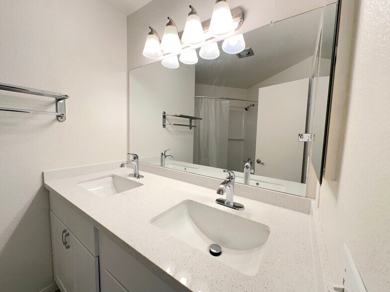 Building Photo - 9745 Mesa Springs Way