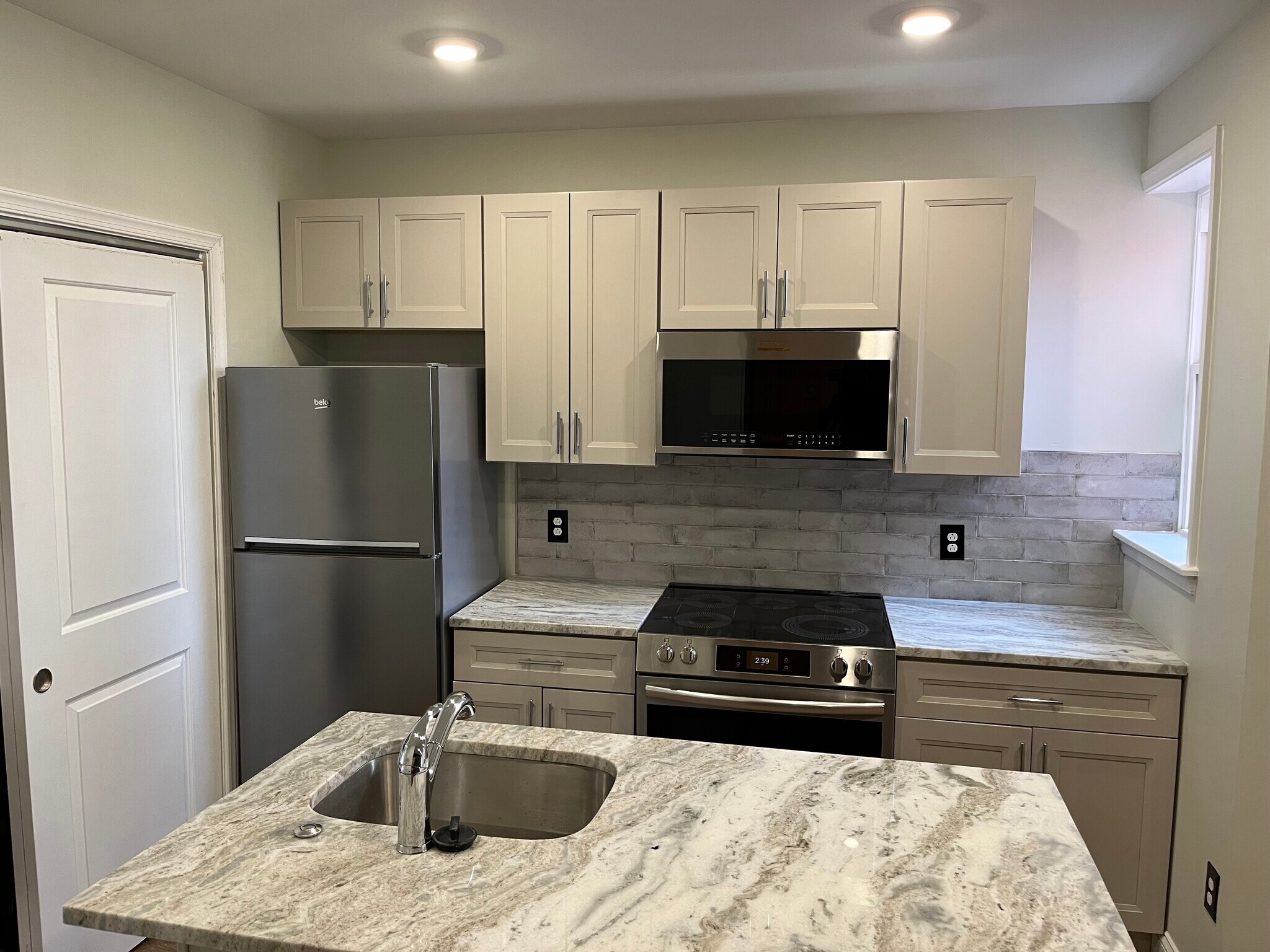 Unit 2 - 6034 Walton Ave