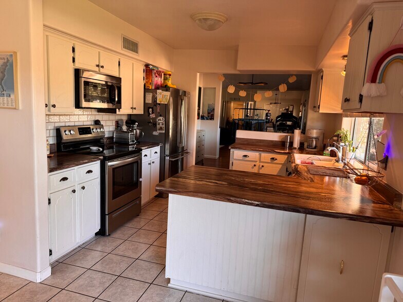 Building Photo - 141 S Charleston Ave