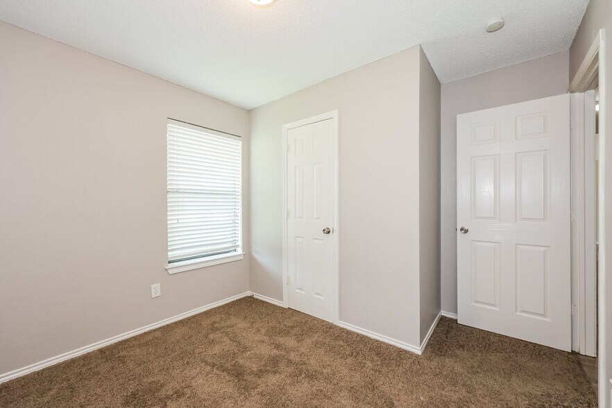 Building Photo - 611 Stell Ave