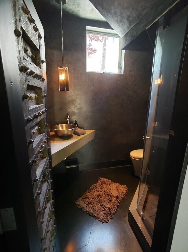 Building Photo - Professionally Designed Modern Loft In Oak...
