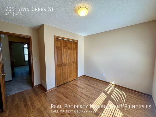 Building Photo - Very Spacious, Pet Friendly, 4 Bedroom 4 B...