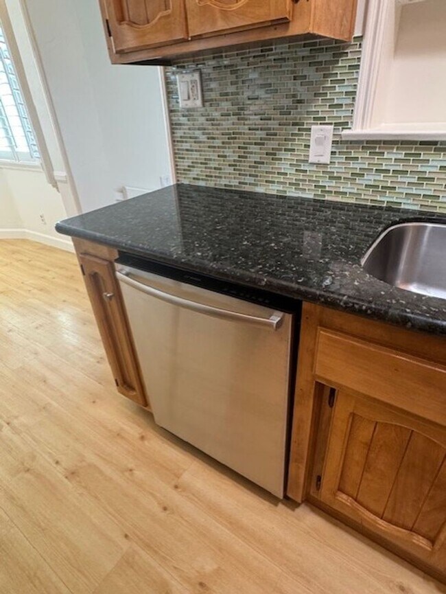 Building Photo - Spacious 2 bed 2 bath Long Beach Home with...