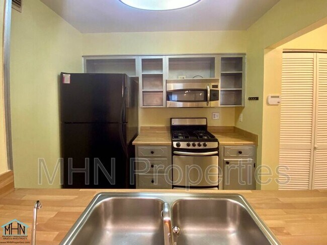 Building Photo - 8038 Broadway St