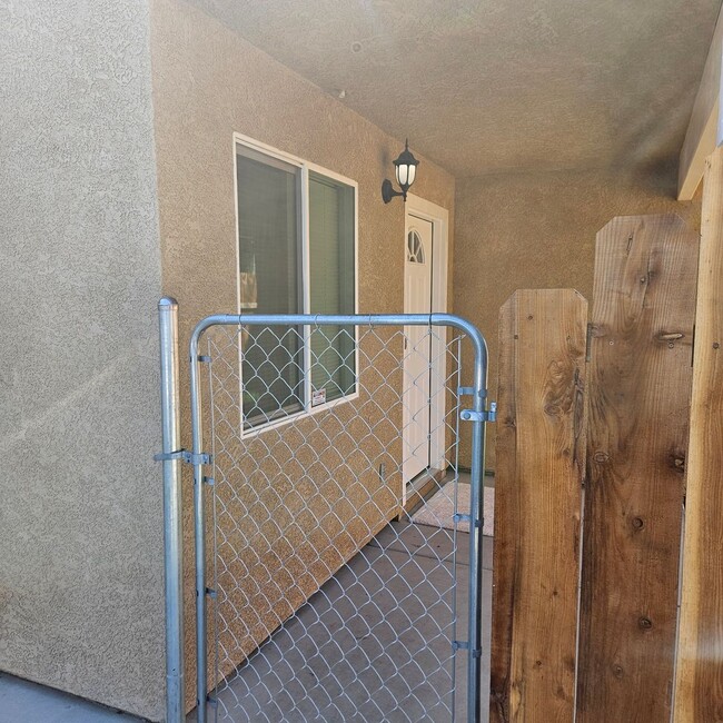Building Photo - Charming 2 Bedroom Home Located in La Loma...