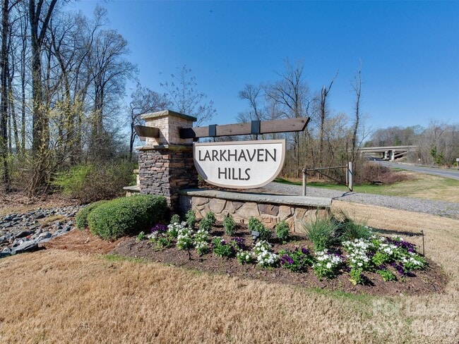 Building Photo - 4009 Woodland View Dr