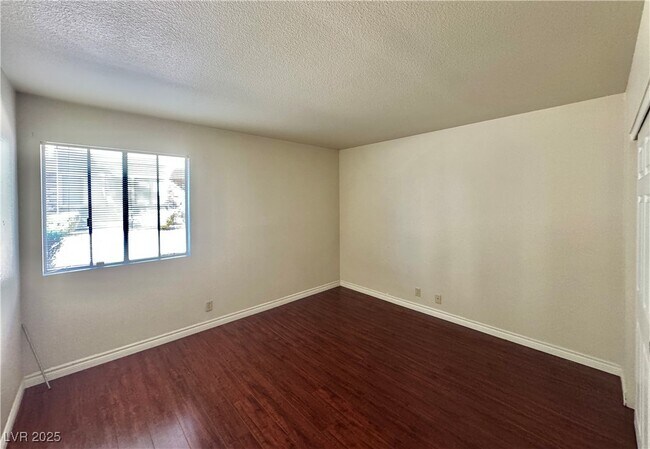 Building Photo - 5422 River Glen Dr