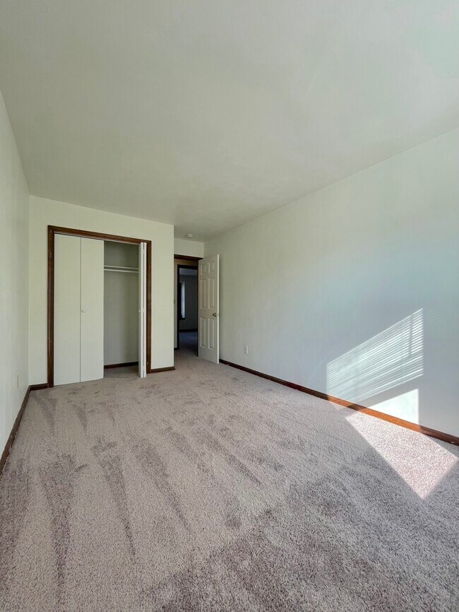 Building Photo - Charming 3-Bedroom, 1.5-Bathroom Townhome ...