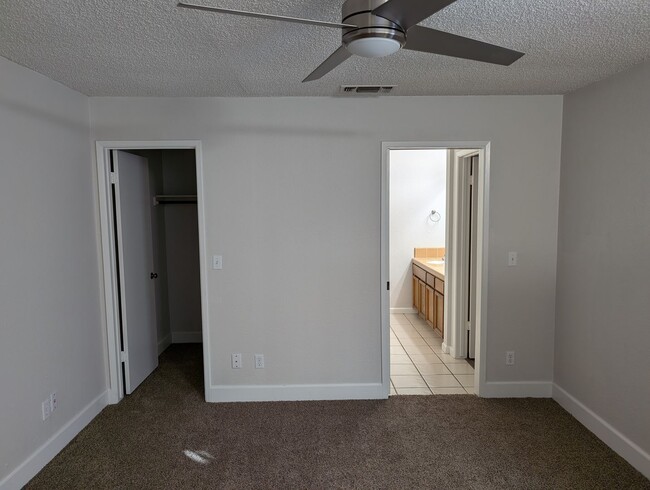 Building Photo - Spacious condo with modern updates located...