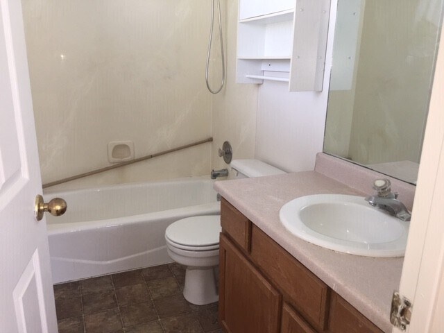 Building Photo - Clearfield 4 bedroom, 3 bathroom home. Big...