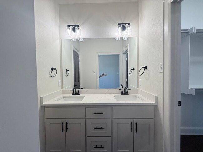 Building Photo - 616 Oak St