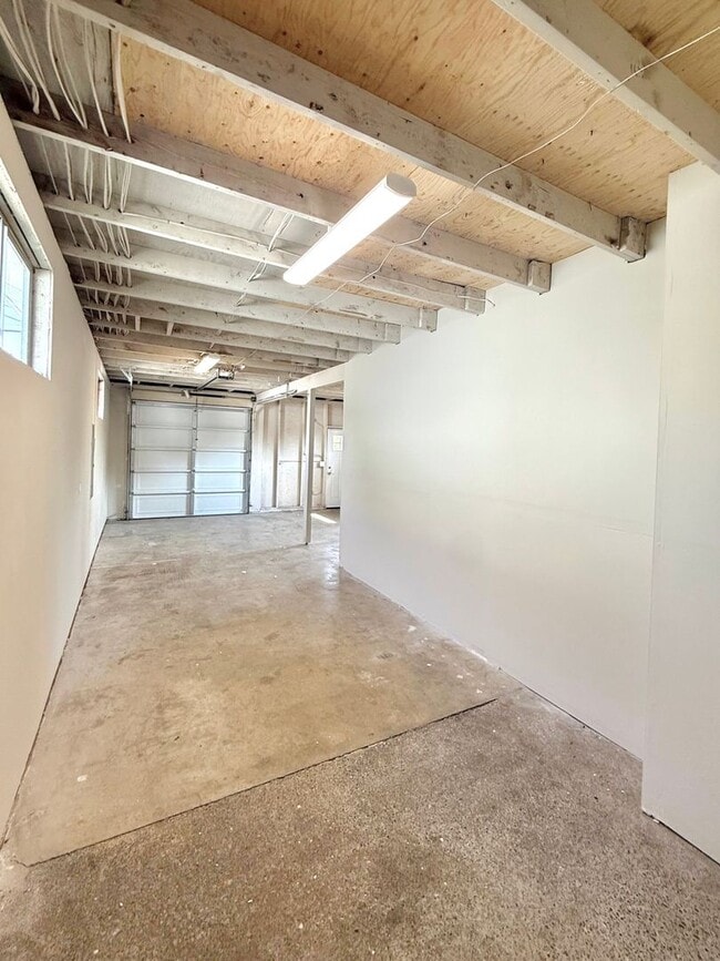 Building Photo - Charming 2-Bed, 1-Bath White Center Home