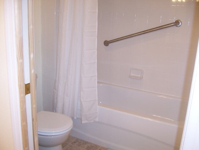 Building Photo - 2/1 in gated community, available now!