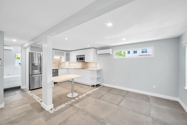 Building Photo - 828 NE 17th Way