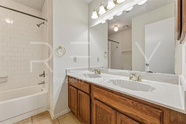 Building Photo - 604 David Curry Dr