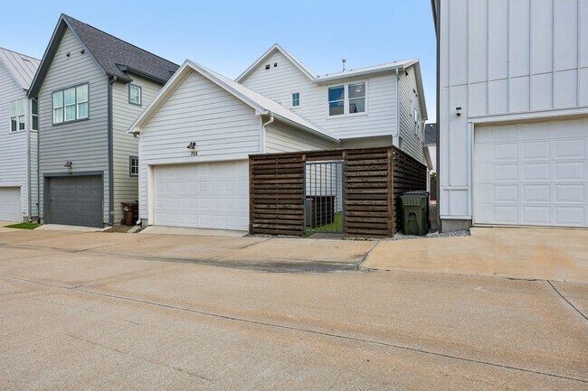Building Photo - 708 Wooster Ln