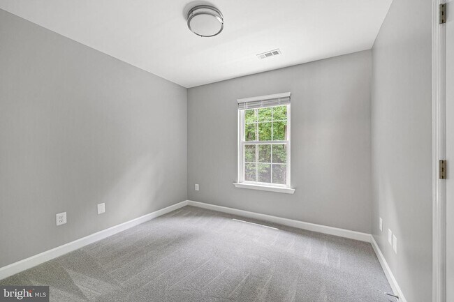 Building Photo - 1525 Walters Ln