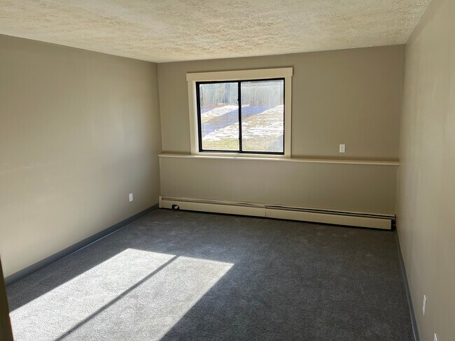 Building Photo - 35 Log St