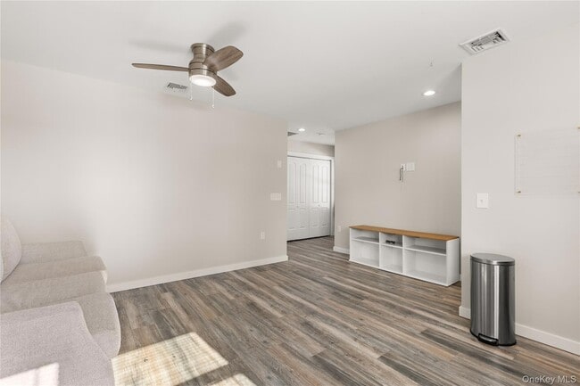 Building Photo - 341 Main St