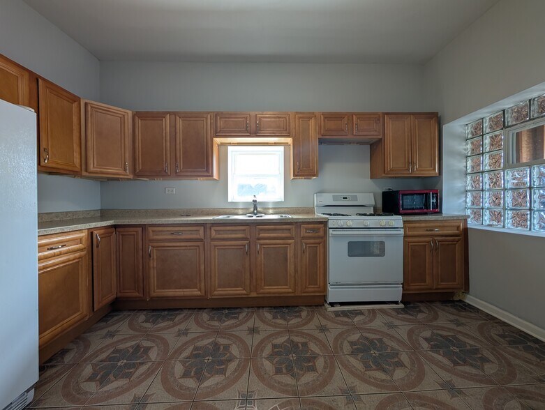 Building Photo - 1422 N Maplewood Ave