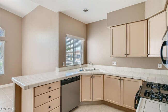 Building Photo - 7640 Rolling View Dr