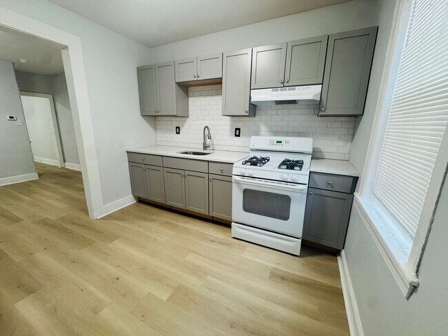 Building Photo - Remodeled 3bd/1 House with Rear yard!! SEC...
