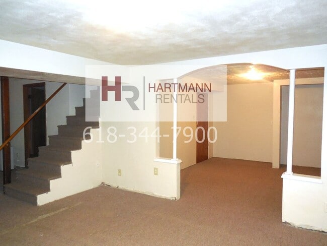 Building Photo - Three Bedroom 2 Bath Brick Home with 2 Car Garage!!