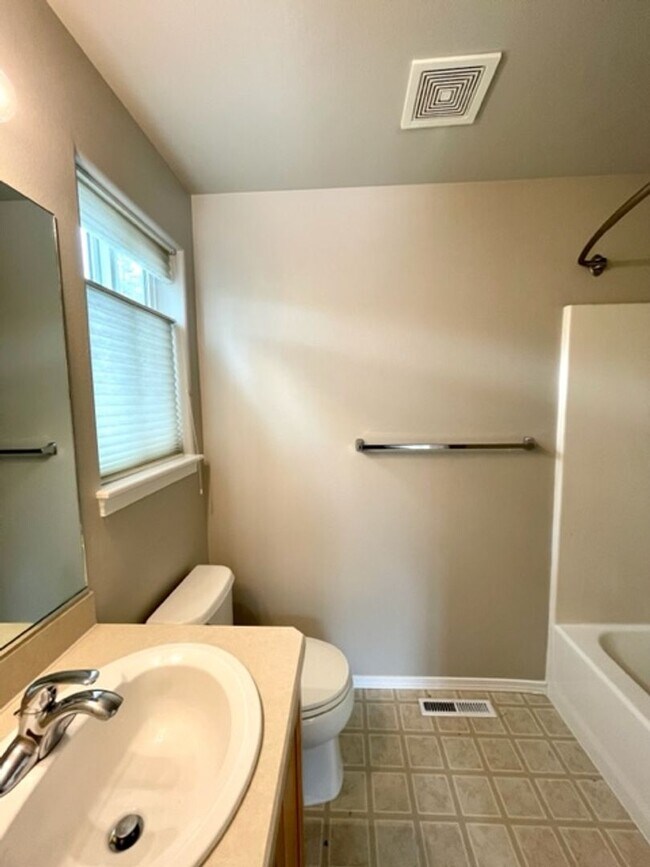 Building Photo - Beautiful 3 Bedroom Single Level home near Old Mill!