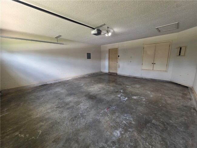 Building Photo - 2703 W Beech St