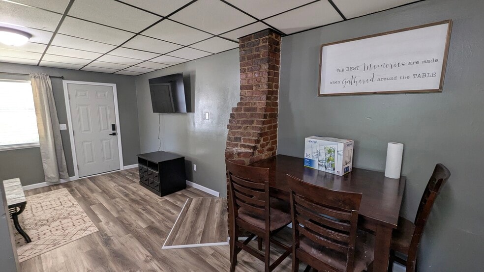 Building Photo - 714 Maple Oak Ln