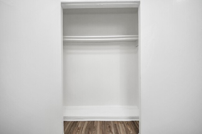 Building Photo - 1736 Crestdale Dr