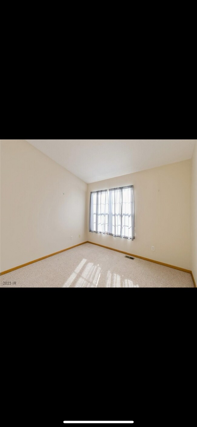 Building Photo - 15220 Greenbelt Dr