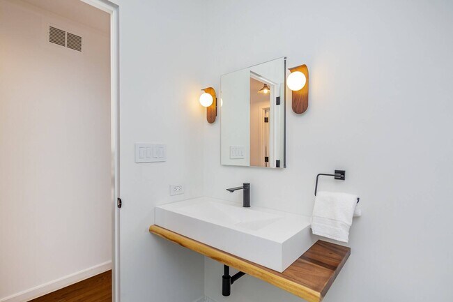 Building Photo - 91 Pantigo Rd