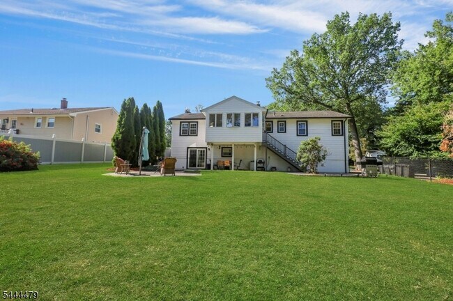 Building Photo - 11 Rande Dr