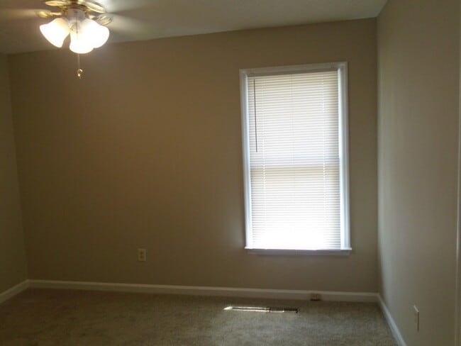 Building Photo - 912 Hollydale Ln