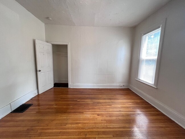Building Photo - Bright 2 Bedroom Apartment with Laundry on Site!