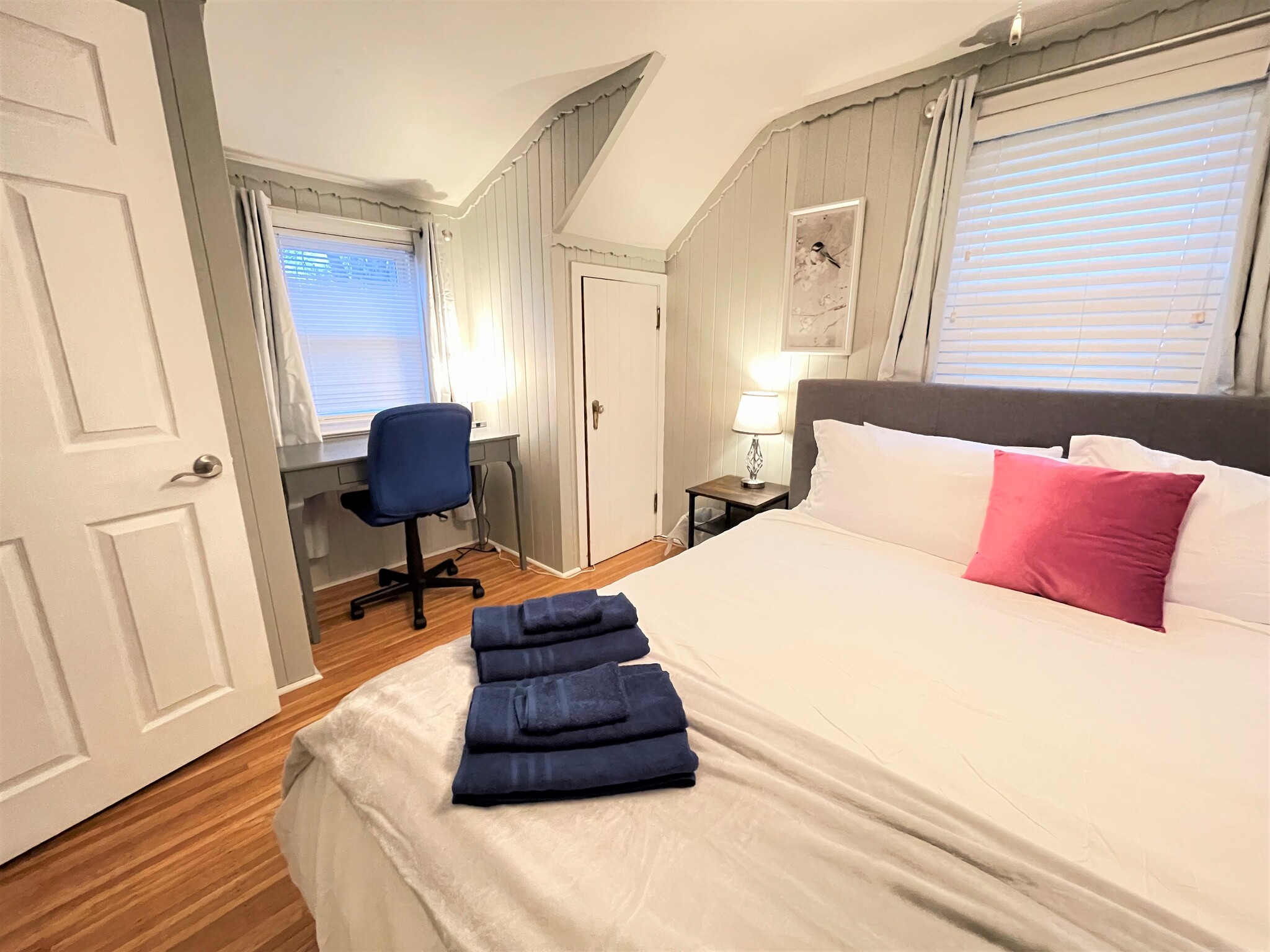 Bedroom #2 Kingsize bed , work desk - 120 Edgemont Rd