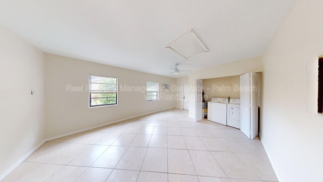 Building Photo - 609 White Water Dr