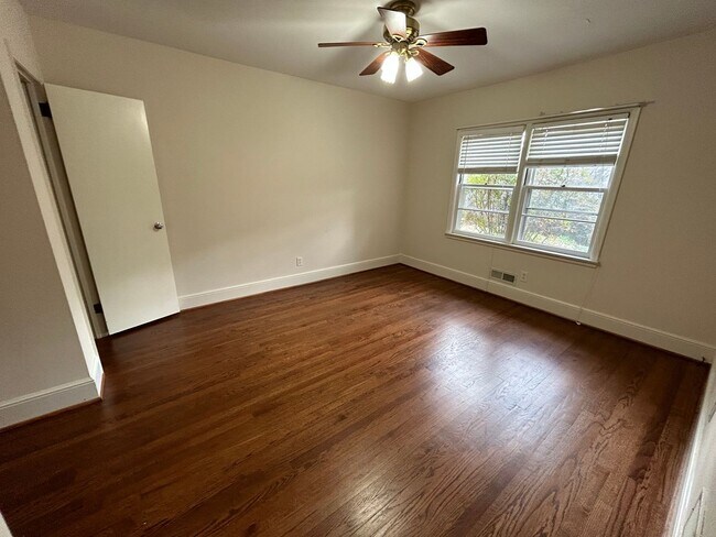 Building Photo - Charming 3/2 House in College Heights- $2,250