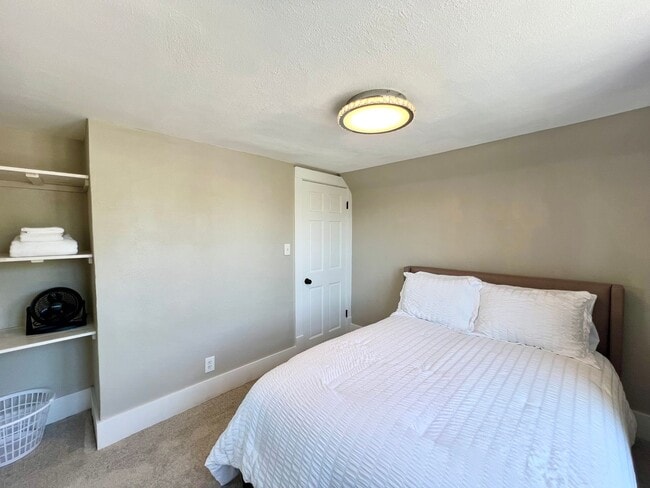 Building Photo - Beautifully Renovated & Fully Furnished Home in Peoria Heights!