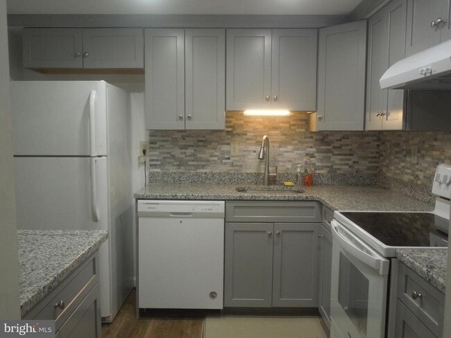 Building Photo - 1738 Farmington Ct