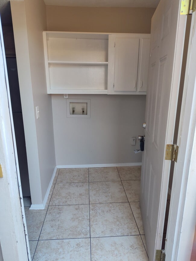 Building Photo - 409 Lakebend Pl