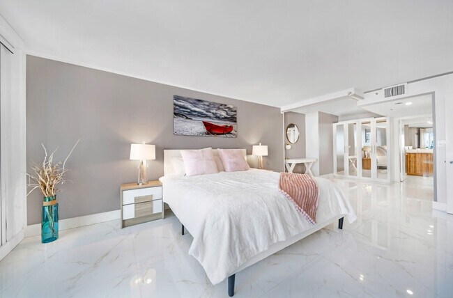 Building Photo - 1717 N Bayshore Dr