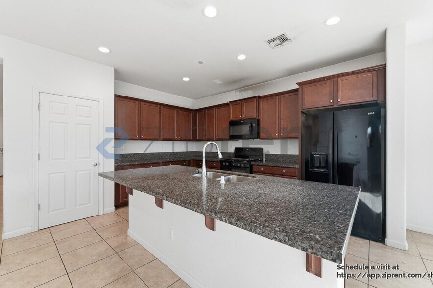 Building Photo - 4607 N Casey Ave