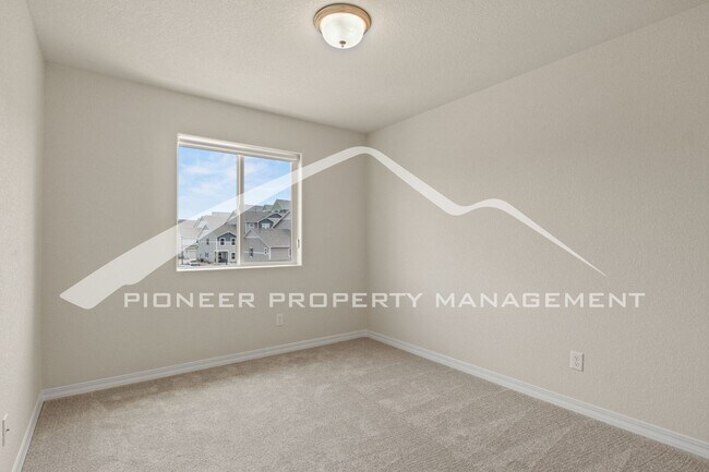 Building Photo - Modern 3-Bed + Office. Multi-Level Townhou...