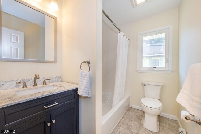 Building Photo - 11 Roehrs Dr