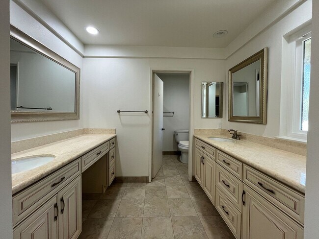 Building Photo - Westlake Village 4+2.5 w/pool, spa, green belt + lake access!