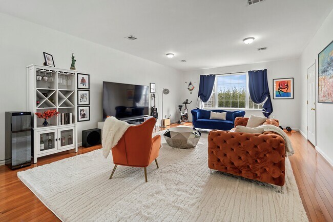 Building Photo - 13 Oak St